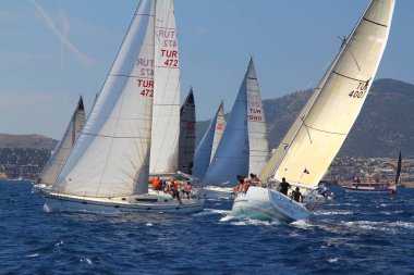 Bodrum, Hindi. 25 Mayıs 2019: Yelkenliler Ege Denizi 'nin mavi sularında, ünlü tatil beldesi Bodrum' un kıyılarında rüzgarlı havada yelken açıyorlar..