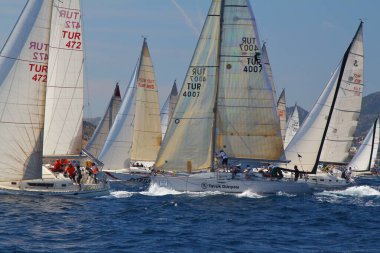 Bodrum, Hindi. 25 Mayıs 2019: Yelkenliler Ege Denizi 'nin mavi sularında, ünlü tatil beldesi Bodrum' un kıyılarında rüzgarlı havada yelken açıyorlar..
