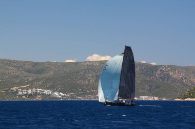 Bodrum, Hindi. 25 Mayıs 2019: Yelkenliler Ege Denizi 'nin mavi sularında, ünlü tatil beldesi Bodrum' un kıyılarında rüzgarlı havada yelken açıyorlar..