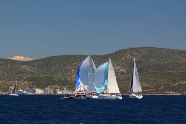 Bodrum, Hindi. 25 Mayıs 2019: Yelkenliler Ege Denizi 'nin mavi sularında, ünlü tatil beldesi Bodrum' un kıyılarında rüzgarlı havada yelken açıyorlar..