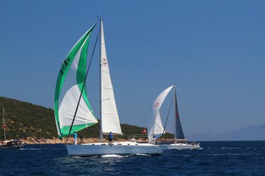 Bodrum, Hindi. 25 Mayıs 2019: Yelkenliler Ege Denizi 'nin mavi sularında, ünlü tatil beldesi Bodrum' un kıyılarında rüzgarlı havada yelken açıyorlar..