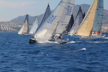 Bodrum, Hindi. 25 Mayıs 2019: Yelkenliler Ege Denizi 'nin mavi sularında, ünlü tatil beldesi Bodrum' un kıyılarında rüzgarlı havada yelken açıyorlar..