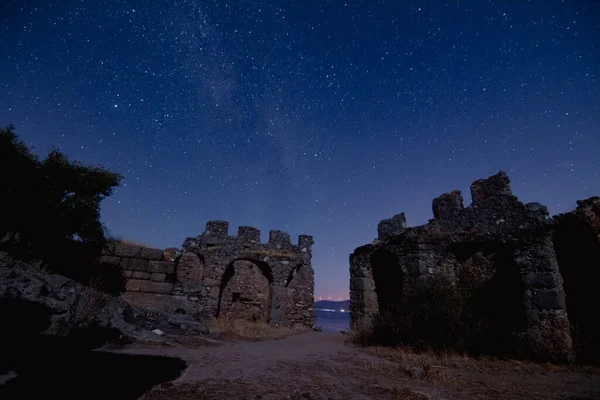 Vista Nocturna Del Castillo Una Vista Las Estrellas Vía Láctea — Foto de Stock