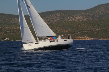 Bodrum, Hindi. 25 Mayıs 2019: Yelkenliler Ege Denizi 'nin mavi sularında, ünlü tatil beldesi Bodrum' un kıyılarında rüzgarlı havada yelken açıyorlar..