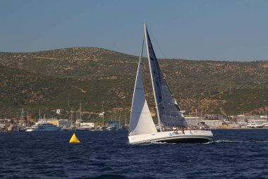 Bodrum, Hindi. 25 Mayıs 2019: Yelkenliler Ege Denizi 'nin mavi sularında, ünlü tatil beldesi Bodrum' un kıyılarında rüzgarlı havada yelken açıyorlar..