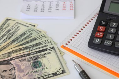 hesap makinesi ve beyaz arka plan üzerinde izole dolar