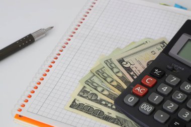 hesap makinesi ve beyaz arka plan üzerinde izole dolar