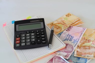 Hesap makinesi ve kalemle Türk lirası