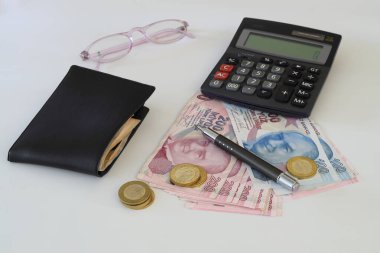 Hesap makinesi ve kalemle Türk lirası