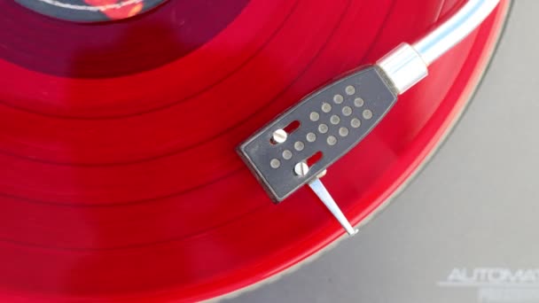 Παλιός Κόκκινος Δίσκος Βινυλίου Απόκομμα Διαδρομής Turntable Vinyl Record Παίζοντας — Αρχείο Βίντεο