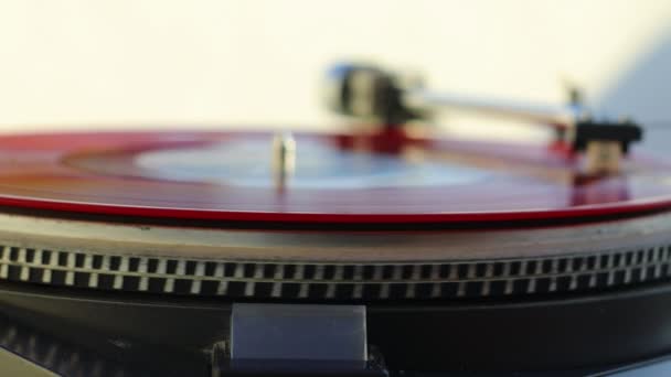 Old Red Vinyl Record Clipping Path Turntable Vinyl Record Playing — 图库视频影像