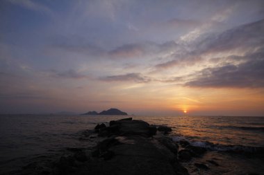Sahilde gün batımı. Deniz kenti Turgutreis ve muhteşem gün batımları. Seçici Odaklanma.