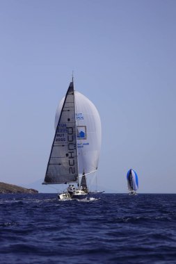 Bodrum, Hindi. 10 Eylül 2022: Yelkenliler Ege Denizi 'nin mavi sularında, ünlü tatil beldesi Bodrum' un kıyılarında rüzgarlı havada yelken açıyorlar..