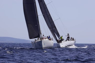 Bodrum, Hindi. 10 Eylül 2022: Yelkenliler Ege Denizi 'nin mavi sularında, ünlü tatil beldesi Bodrum' un kıyılarında rüzgarlı havada yelken açıyorlar..