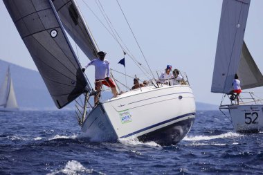 Bodrum, Hindi. 10 Eylül 2022: Yelkenliler Ege Denizi 'nin mavi sularında, ünlü tatil beldesi Bodrum' un kıyılarında rüzgarlı havada yelken açıyorlar..