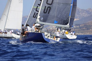 Bodrum, Hindi. 10 Eylül 2022: Yelkenliler Ege Denizi 'nin mavi sularında, ünlü tatil beldesi Bodrum' un kıyılarında rüzgarlı havada yelken açıyorlar..