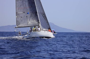 Bodrum, Hindi. 10 Eylül 2022: Yelkenliler Ege Denizi 'nin mavi sularında, ünlü tatil beldesi Bodrum' un kıyılarında rüzgarlı havada yelken açıyorlar..