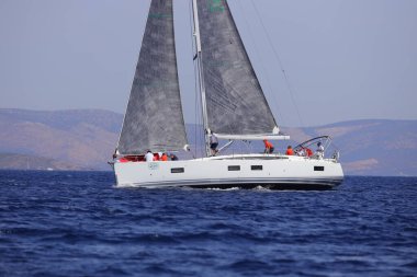 Bodrum, Hindi. 10 Eylül 2022: Yelkenliler Ege Denizi 'nin mavi sularında, ünlü tatil beldesi Bodrum' un kıyılarında rüzgarlı havada yelken açıyorlar..