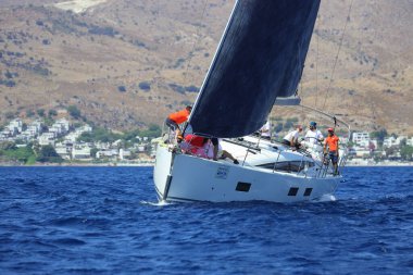 Bodrum, Hindi. 10 Eylül 2022: Yelkenliler Ege Denizi 'nin mavi sularında, ünlü tatil beldesi Bodrum' un kıyılarında rüzgarlı havada yelken açıyorlar..