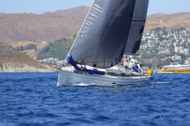 Bodrum, Hindi. 10 Eylül 2022: Yelkenliler Ege Denizi 'nin mavi sularında, ünlü tatil beldesi Bodrum' un kıyılarında rüzgarlı havada yelken açıyorlar..