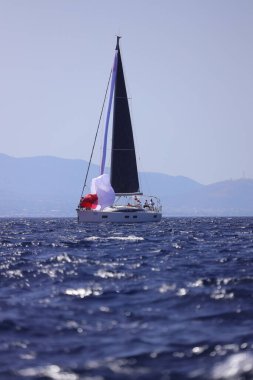 Bodrum, Hindi. 10 Eylül 2022: Yelkenliler Ege Denizi 'nin mavi sularında, ünlü tatil beldesi Bodrum' un kıyılarında rüzgarlı havada yelken açıyorlar..