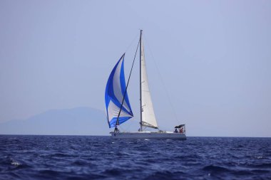 Bodrum, Hindi. 10 Eylül 2022: Yelkenliler Ege Denizi 'nin mavi sularında, ünlü tatil beldesi Bodrum' un kıyılarında rüzgarlı havada yelken açıyorlar..