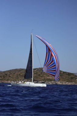 Bodrum, Hindi. 10 Eylül 2022: Yelkenliler Ege Denizi 'nin mavi sularında, ünlü tatil beldesi Bodrum' un kıyılarında rüzgarlı havada yelken açıyorlar..