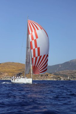 Bodrum, Hindi. 10 Eylül 2022: Yelkenliler Ege Denizi 'nin mavi sularında, ünlü tatil beldesi Bodrum' un kıyılarında rüzgarlı havada yelken açıyorlar..