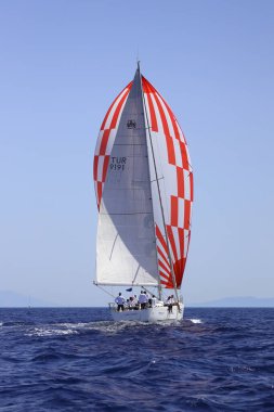 Bodrum, Hindi. 10 Eylül 2022: Yelkenliler Ege Denizi 'nin mavi sularında, ünlü tatil beldesi Bodrum' un kıyılarında rüzgarlı havada yelken açıyorlar..