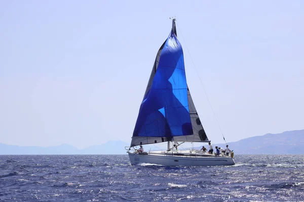 Bodrum Turecko Září 2022 Plachetnice Plují Větrného Počasí Modrých Vodách — Stock fotografie