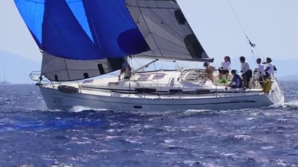 トルコのボドルム 2022年9月10日 エーゲ海の青い海の風の強い天候で 有名な休日の目的地の海岸に帆ボドルム — ストック動画