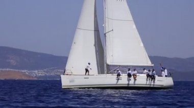 Bodrum, Hindi. 10 Eylül 2022: Yelkenliler Ege Denizi 'nin mavi sularında, ünlü tatil beldesi Bodrum' un kıyılarında rüzgarlı havada yelken açıyorlar..