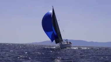 Bodrum, Hindi. 10 Eylül 2022: Yelkenliler Ege Denizi 'nin mavi sularında, ünlü tatil beldesi Bodrum' un kıyılarında rüzgarlı havada yelken açıyorlar..