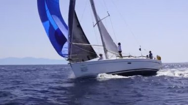 Bodrum, Hindi. 10 Eylül 2022: Yelkenliler Ege Denizi 'nin mavi sularında, ünlü tatil beldesi Bodrum' un kıyılarında rüzgarlı havada yelken açıyorlar..