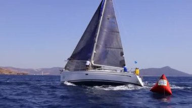 Bodrum, Hindi. 10 Eylül 2022: Yelkenliler Ege Denizi 'nin mavi sularında, ünlü tatil beldesi Bodrum' un kıyılarında rüzgarlı havada yelken açıyorlar..