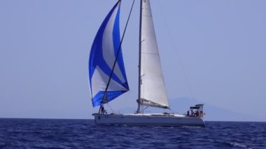 Bodrum, Hindi. 10 Eylül 2022: Yelkenliler Ege Denizi 'nin mavi sularında, ünlü tatil beldesi Bodrum' un kıyılarında rüzgarlı havada yelken açıyorlar..