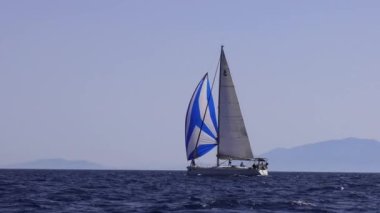 Bodrum, Hindi. 10 Eylül 2022: Yelkenliler Ege Denizi 'nin mavi sularında, ünlü tatil beldesi Bodrum' un kıyılarında rüzgarlı havada yelken açıyorlar..