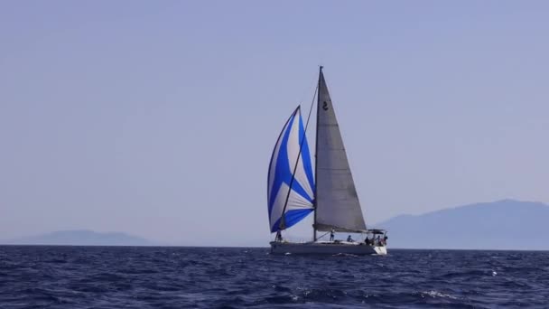 土耳其 Bodrum 2022年9月10日 帆船在爱琴海蓝色水域的大风天气中航行 该水域位于著名度假胜地波鼓市的海岸 — 图库视频影像