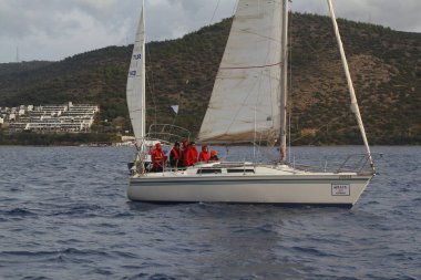 Bodrum, Hindi. 20 Ocak 2019: Yelkenliler Ege Denizi 'nin mavi sularında, ünlü tatil beldesi Bodrum' un kıyılarında rüzgarlı havada yelken açıyorlar..