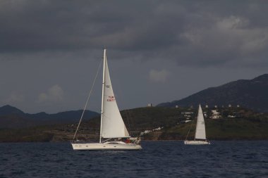 Bodrum, Hindi. 20 Ocak 2019: Yelkenliler Ege Denizi 'nin mavi sularında, ünlü tatil beldesi Bodrum' un kıyılarında rüzgarlı havada yelken açıyorlar..