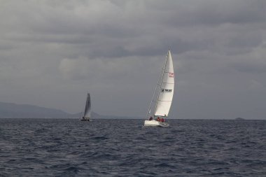 Bodrum, Hindi. 20 Ocak 2019: Yelkenliler Ege Denizi 'nin mavi sularında, ünlü tatil beldesi Bodrum' un kıyılarında rüzgarlı havada yelken açıyorlar..