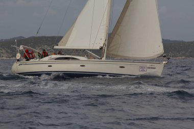 Bodrum, Hindi. 20 Ocak 2019: Yelkenliler Ege Denizi 'nin mavi sularında, ünlü tatil beldesi Bodrum' un kıyılarında rüzgarlı havada yelken açıyorlar.