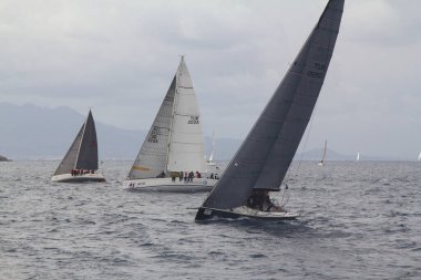 Bodrum, Hindi. 20 Ocak 2019: Yelkenliler Ege Denizi 'nin mavi sularında, ünlü tatil beldesi Bodrum' un kıyılarında rüzgarlı havada yelken açıyorlar.