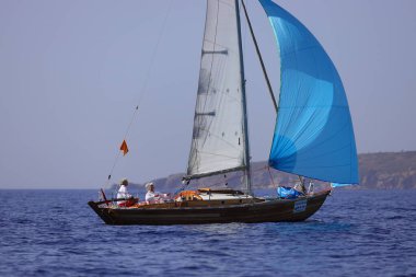 Bodrum, Hindi. 01 Ekim 2022: Yelkenliler Ege Denizi 'nin mavi sularında, ünlü tatil beldesi Bodrum' un kıyılarında rüzgarlı havada yelken açıyorlar..
