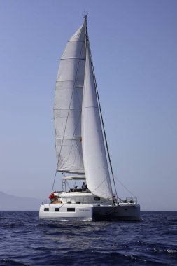 Bodrum, Hindi. 01 Ekim 2022: Yelkenliler Ege Denizi 'nin mavi sularında, ünlü tatil beldesi Bodrum' un kıyılarında rüzgarlı havada yelken açıyorlar..