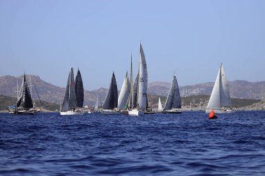Bodrum, Hindi. 01 Ekim 2022: Yelkenliler Ege Denizi 'nin mavi sularında, ünlü tatil beldesi Bodrum' un kıyılarında rüzgarlı havada yelken açıyorlar..