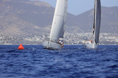 Bodrum, Hindi. 01 Ekim 2022: Yelkenliler Ege Denizi 'nin mavi sularında, ünlü tatil beldesi Bodrum' un kıyılarında rüzgarlı havada yelken açıyorlar..