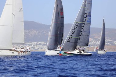 Bodrum, Hindi. 01 Ekim 2022: Yelkenliler Ege Denizi 'nin mavi sularında, ünlü tatil beldesi Bodrum' un kıyılarında rüzgarlı havada yelken açıyorlar..