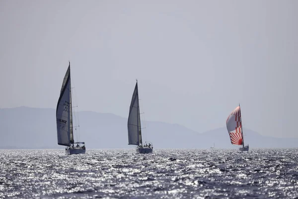 Bodrum, Hindi. 01 Ekim 2022: Yelkenliler Ege Denizi 'nin mavi sularında, ünlü tatil beldesi Bodrum' un kıyılarında rüzgarlı havada yelken açıyorlar..