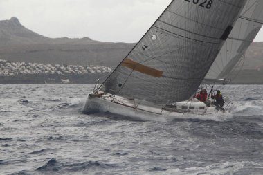 Bodrum, Hindi. 20 Ocak 2019: Yelkenliler Ege Denizi 'nin mavi sularında, ünlü tatil beldesi Bodrum' un kıyılarında rüzgarlı havada yelken açıyorlar..